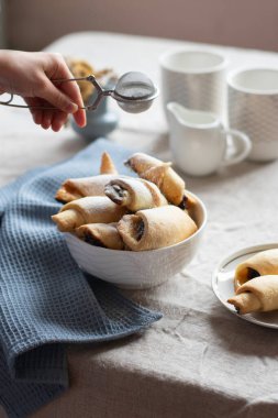 Ev yapımı hamur işi. Masadaki beyaz kasede reçel olan rugelach. Geleneksel Yahudi bayramı kurabiyesi. Çörekler. Ay çöreği. Kurabiyeli fotoğrafçılık.