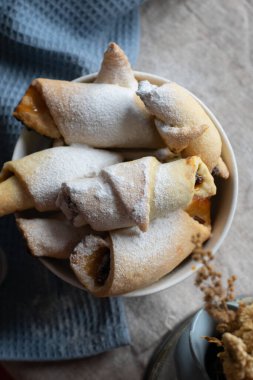  Ev yapımı hamur işi. Masadaki beyaz kasede reçel olan rugelach. Geleneksel Yahudi bayramı kurabiyesi. Çörekler. Ay çöreği. Kurabiyeli fotoğrafçılık.