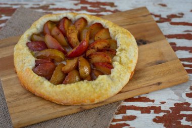 Plum Galette. Sağlıklı ev yapımı erikli meyveli turta vejetaryen sonbahar tatlı yemeği. Erik kabuklu turta. Kırsal açık turta.