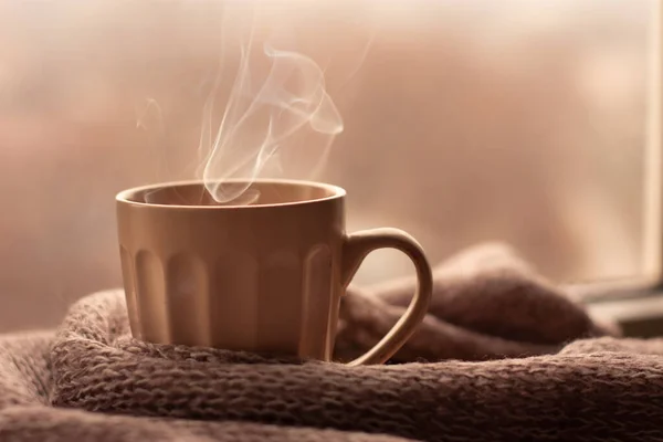 Dampende Koffiebeker Gebreide Trui Een Wazige Achtergrond Beige Kleuren Herfst — Stockfoto
