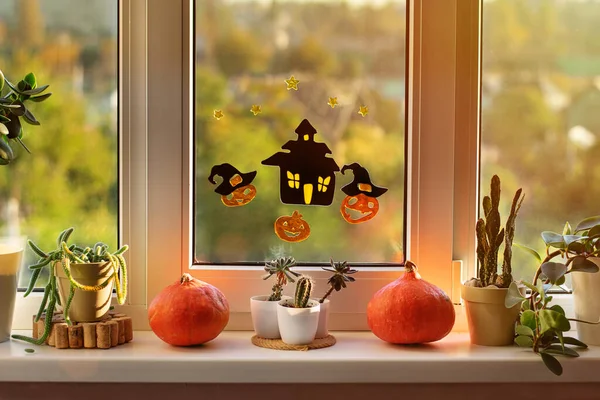 ハッピーハロウィン 休日のために飾られた家の窓 窓のハロウィーンの装飾 カボチャ 笑顔のジャックと怖い家のステッカー — ストック写真