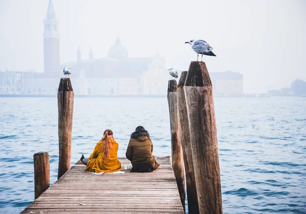 ヴェネツィアで景色を楽しむ女性 イタリア — ストック写真