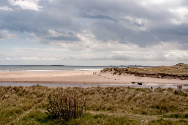 Alnmouth Beac üzerinde yürüyen insanlar