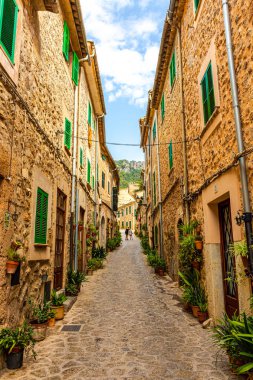 Valldemossa 'nın büyüleyici köyünde bir sokak.