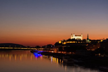 Bratislava 'da kalenin üzerinde gün batımı