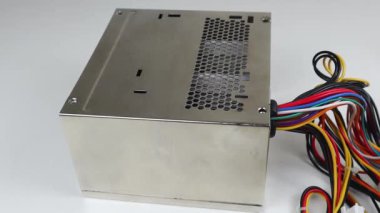 Metal kapağı bilgisayar güç kaynağından çıkarıldı, elleri mavi eldivenli..