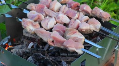 Salamura domuz şiş kebabı yavaşça ızgarada pişirilir. Yavaş çekim, yakın çekim.