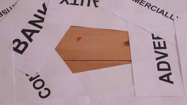 Слово штраф на белом листе помещается вручную в центре других листов — стоковое видео