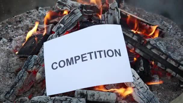 Слово Конкурс на белом листе бумаги сгорает в огне против. — стоковое видео