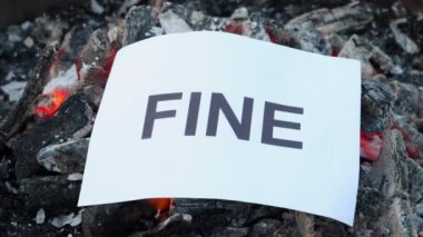 Kelime Fine beyaz bir kağıt üzerinde ateşte yandı. Ağır çekim, FullHD