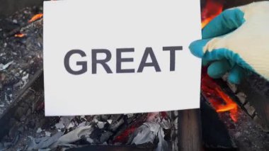 Kelime Harika beyaz bir yaprak üzerinde ateş içinde yanıyor. Yavaş çekim