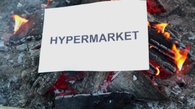 Hipermarket 'in beyaz bir kağıt üzerindeki sözcüğü bir yangında kül oldu. Tam HD