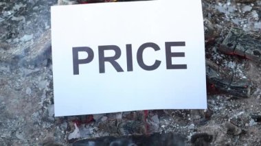 Beyaz bir kağıt parçasındaki söz Price 'a karşı çıkan bir yangında kül oldu. Yavaş çekim