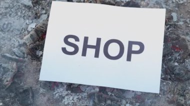 Beyaz bir kağıt parçasındaki sözcük dükkanı yangında kül oldu. Yavaş çekim