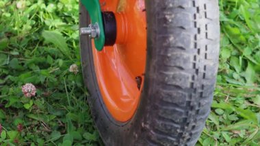 Adam pompa hortumunu söker ve tekerleğin kapağını sıkar.