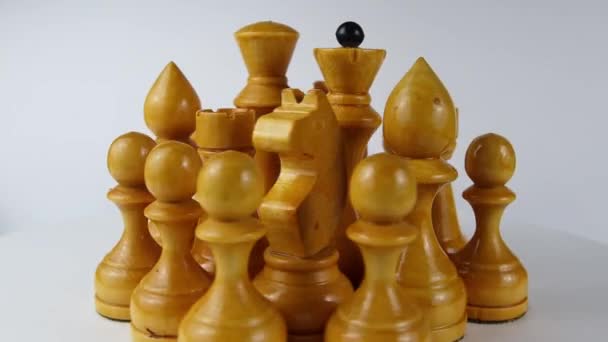 Piezas de ajedrez ligeras giran 360 grados sobre un fondo blanco. Movimiento lento — Vídeo de stock