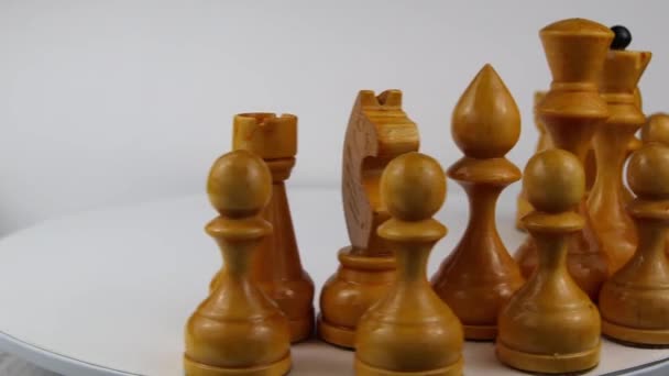 Pièces d'échecs blanches tournent sur la table ronde de gauche à droite. Mouvement lent — Video