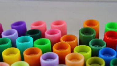 Farklı renklerin işaretleri, yukarıdan aşağıya kamera hareketleri. Yakın plan.