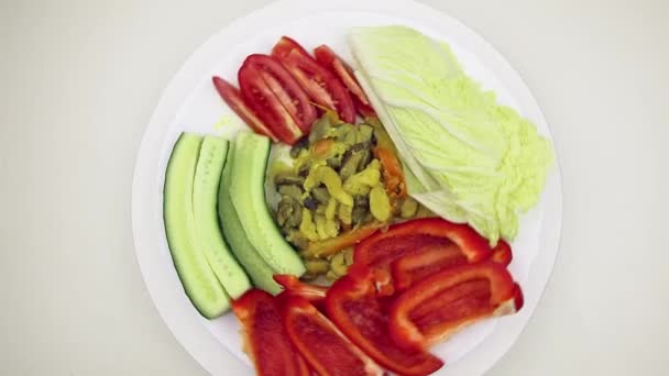 Maso se zeleninou se otáčí na kulatém bílém talíři. Top view, FullHD záběry — Stock video