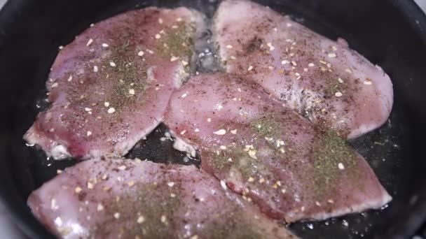Naklejka ze słowem Mięso jest umieszczana na filecie z kurczaka smażonym na patelni — Wideo stockowe