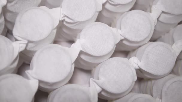 Voorjaarsblok verpakt in witte stof om een matras te maken. VollHD — Stockvideo