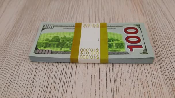 Pakiety gotówki pojawiają się w ramach 100 dolarów, 200 euro i 500 euro — Wideo stockowe