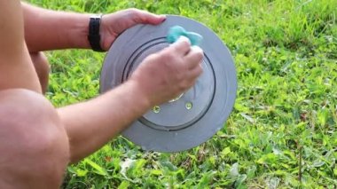 Araba fren diski yeşil köpük süngerle nazikçe yıkanır. Tam HD