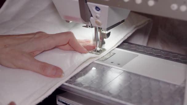 Руки швеи пришивают кусочки ткани к швейной машинке. FullHD — стоковое видео