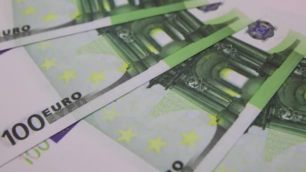 100 banknotów euro obracających się na stole. Obracanie papierowych pieniędzy, zbliżenie, FullHD — Wideo stockowe