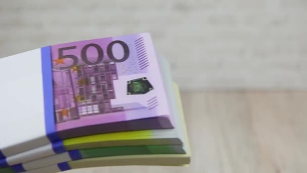 Uściski dłoni stosy 100, 200, 500 euro i 100 dolarów banknotów, FullHD — Wideo stockowe