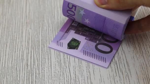 Tangan menghitung tumpukan uang kertas 500 euro tergeletak di atas meja, FullHD — Stok Video