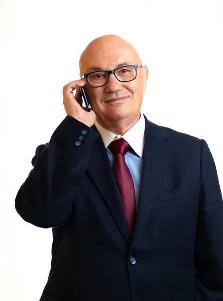 Starszy Biznesmen Używający Nowoczesnego Smatfonu Człowiek Okularach Kaukaski Europejski — Zdjęcie stockowe