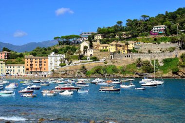 Sestri Levante, Cenova, Liguria, İtalya Baia del Silenzio. Sestri Levante 'nin iki hangarından biri olan büyüleyici Baia del Silenzio, Annunziata Manastırı' nın terasından görüldü.