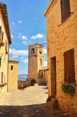Montegridolfo, Rimini, Emilia-Romagna.Montegridolfo 'da bir sokak, Marche ve Emilia-Romagna sınırında yer alan ortaçağ duvarlarıyla çevrili güzel bir köy..