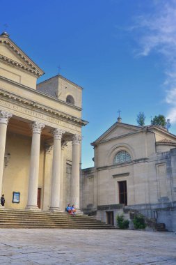 - San Marino 'dan. Piazzale Domus Plebis. Soldaki San Marino Bazilikası ve San Marino tarafından kullanılan San Pietro Kilisesi..