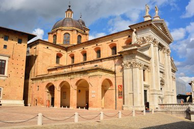 Urbino, Pesaro Urbino, Marche, İtalya. The Cattedrale Metropolitana di Santa Maria Assunta şehrin merkezinde yer almaktadır ve Azizler ve olağanüstü sanat eserleri ile şehrin ana kilisesidir..