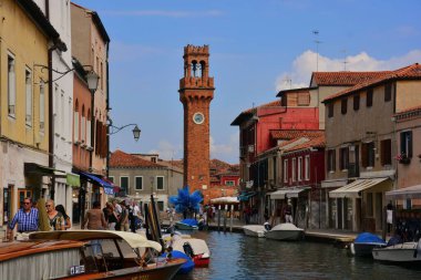 Rio dei Vetrai, Murano 'yu geçen kanallardan biri ve arka planda adanın sembollerinden biri olan Sivil Kule, 19. yüzyılın sonunda Santo Stefano kilisesinin çan kulesinin temelleri üzerine ortaçağ tarzında inşa edilmiştir..