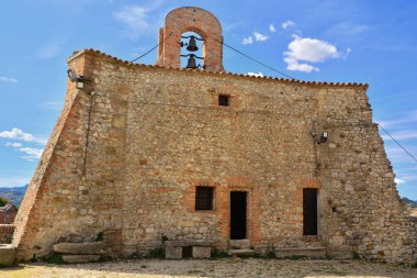 Verucchio, Rimini, Emilia-Romagna, İtalya-Rocca Malatestiana. Kalenin dış avlusundaki çan kulesi Valmarecchia 'ya bakan antik bir savunma kalesiydi..
