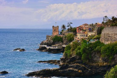 Cenova Nervi-Passeggiata Anita Garibaldi. Kulüpler, kafeler ve banyo tesisleriyle noktalanan 2 km 'lik yürüyüş,' kentsel 'balıkçı köyü Nervi' yi Capolungo 'ya bağlıyor.
