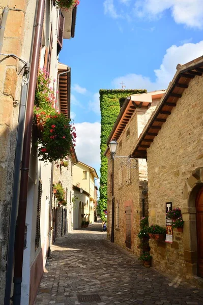 Frontino Pesaro Urbino Marche Rua Principal Aldeia Com Torre Cívica — Fotografia de Stock