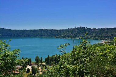 Castelli Romani, Roma, İtalya-Albano Gölü. Arnavut Gölü, güzel ve panoramik Via dei Laghi 'nin (Göller Yolu) bir çok bakış açısından görüldü.).