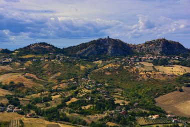Verucchio, Rimini, Emilia-Romagna, İtalya. Verucchio 'nun bakış açısından Marecchia Vadisi manzarası..