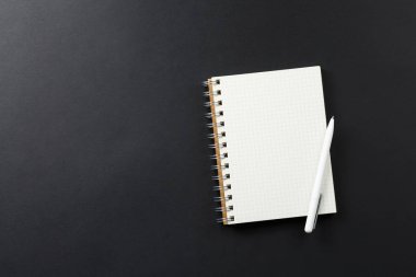 siyah arka plan üzerinde beyaz kalem ile dizüstü bilgisayar, üst görünüm