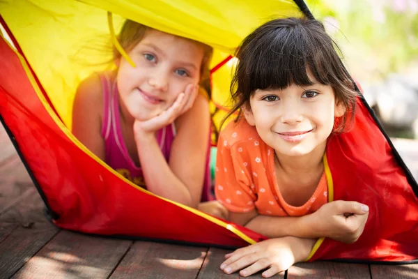 Fröhliche Kinder im Sommerlager. Sommerferien. — Stockfoto