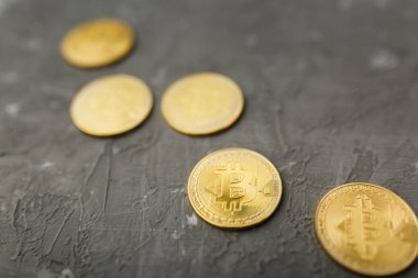 gri arka planda bitcoin, masada bozuk para bitcoin