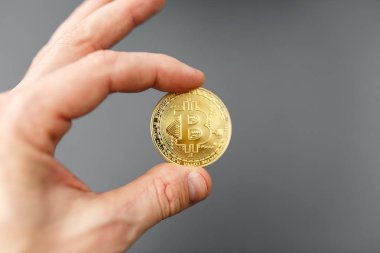 elinde bitcoin, masada bozuk para bitcoin