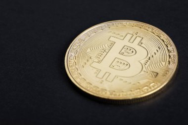 koyu bir arka plan üzerinde sikke bitcoin yakın çekim