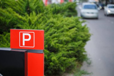 yol yakınında güneşli bir günde kırmızı park işareti