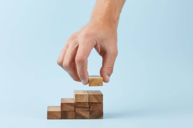 el adım merdiven olarak geliştirme için istifleme düzenleme ahşap bloklar koymak