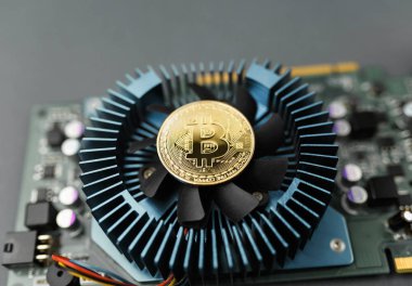 ekran kartında bitcoin, bilgisayar kartının yanındaki masada bitcoin sikkesi